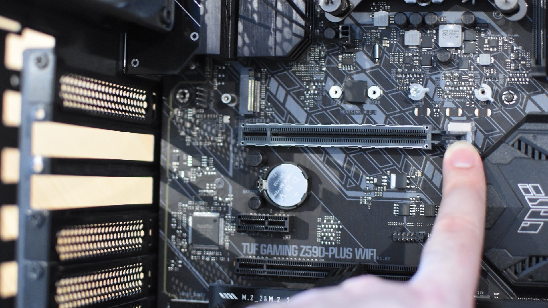 https://ms.codes/cdn/shop/articles/How-to-install-a-graphics-card-_2_1d1793bd-5e1a-496a-8b9c-ba1c8c36f45d.jpg?v=1707882571